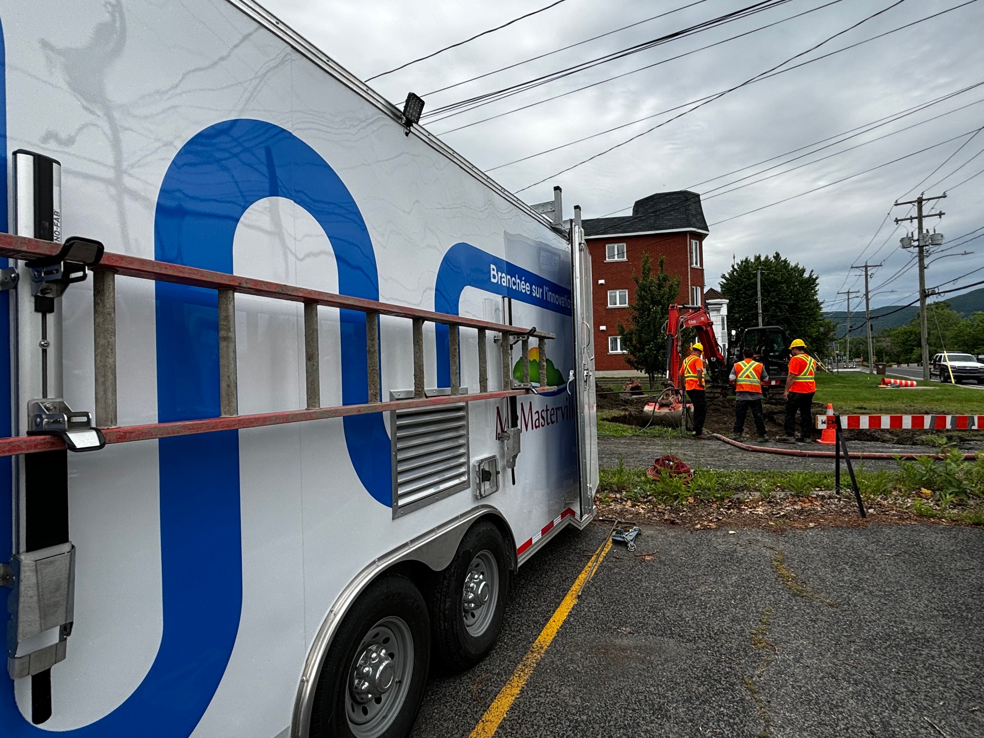 Gamotech workstation trailer supporting McMasterville aqueduc work on site